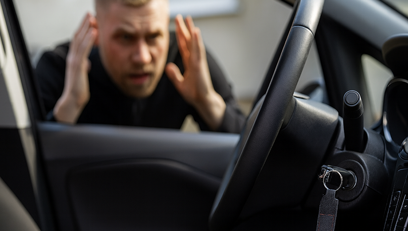 Technician providing quick car locksmith service in Lynnwood WA parking lot